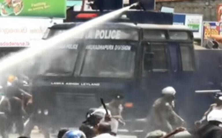 (VIDEO):අන්තරේ උද්ඝෝෂණයට පොලීසිය පන්න පන්න ගහයි.කැඳවුම්කරු  අත්අඩංගුවට.මාධ්‍යටත් පොලීසියෙන් චන්ඩි පාට්!