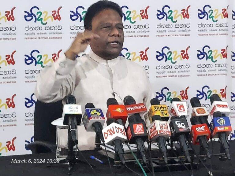 පුංචි දරුවන්ගේ නැපීස් මාරුකරන්නෙත් අවුරුදු හතරකට සැරයක් පාලකයො මාරු කරන්නෙත් එකම හේතුව නිසා   – ඩලස්