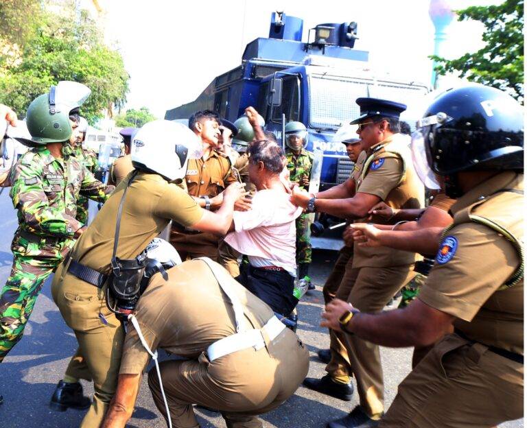 ජන අරගලයේ විරෝධතාව අතරතුර පොලීසිය හා උද්ඝෝෂකයින් අතර ගැටුම්. ජල හා කඳුළු ගෑස් ප්‍රහරයකුත් එල්ල වෙයි! 30ක් අත්අඩංගුවට!