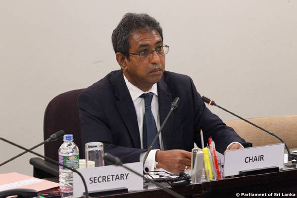 (VIDEO) මහ බැංකුවේ ඒකාධිකාරය ගැන අධිපති නන්දලාල්ගෙන් මන්ත්‍රී හර්ෂ පපුවට දැනෙන්නම ප්‍රශ්න කරයි!