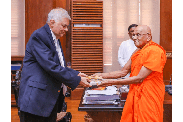 මුරුත්තෙට්ටුවේ හිමිගේ “ජන අරගලයේ දෝංකාරය” ජනපතිට පිළිගන්වයි