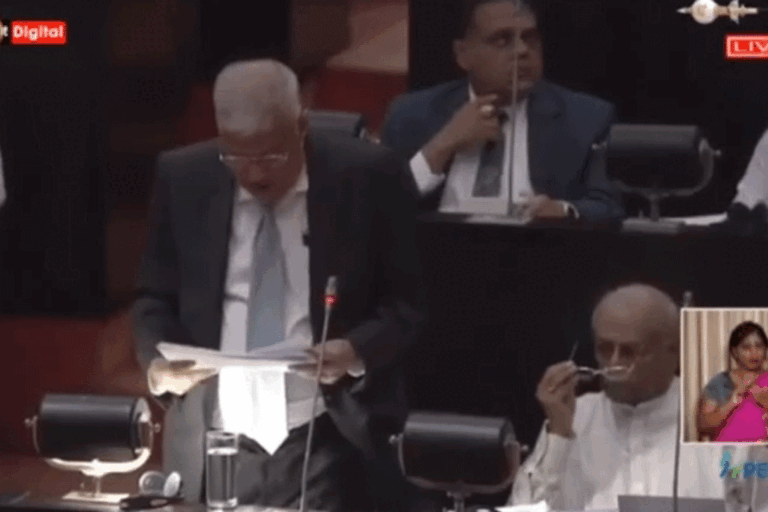 ජනාධිපතිතුමාත් පටිය තදකරගෙන හිටියා නම් මේවා වෙන්නෙ නෑනෙ …. (VIDEO)