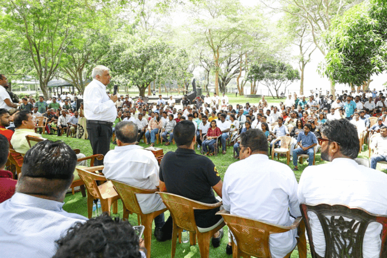 යහපත් අනාගතයක් වෙනුවෙන් තෝරාගත යුත්තේ කුමන මාර්ගයද කියා තරුණ පරපුර තීරණය කළ යුතුයි – ජනපති