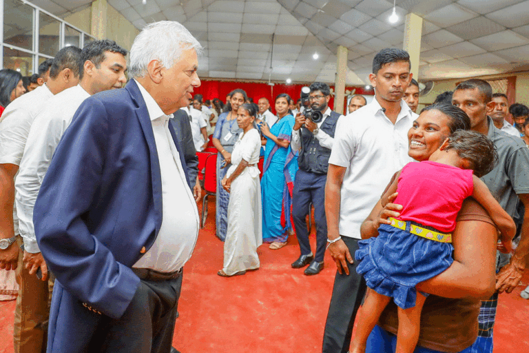 රජයේ සේවකයින්ගේ 10,000 වැටුප් වැඩිකිරීම අප්‍රේල් සිට ක්‍රියාත්මකයි. අස්වැසුමත් ලැබිය යුතු හැමෝටම දෙනවා – ජනපති