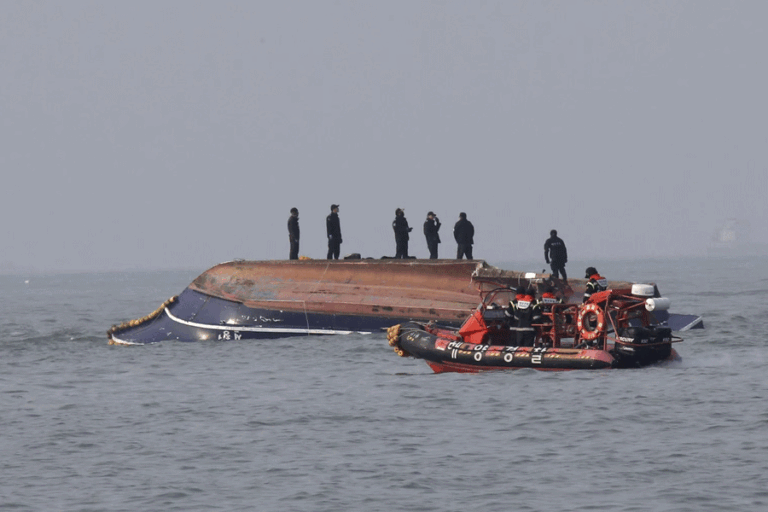 රෝහින්ග්‍යා බෝට්ටුවක් පෙරලීමෙන් අවම වශයෙන් 50 දෙනෙකු මිය යයි