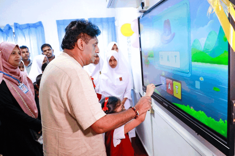 සජිත්ගේ “සක්වල” වැඩසටහනින් 112 වැනි ස්මාර්ට් පන්ති කාමරය දේවහූව මුස්ලිම් විද්‍යාලයට