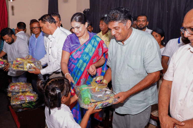 විපක්ෂ නායක සජිත්ගෙන් කඩුවෙල දරුවන්ට ලක්ෂ 14ක පාසල් උපකරණ (VIDEO)