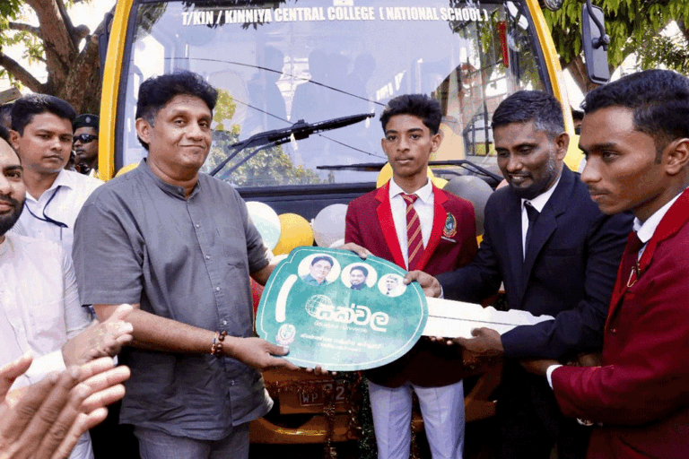 සජිත්ගේ “සක්වල” වැඩසටහනින් 84 වැනි පාසල් බස් රථය කින්නියා ජාතික පාසලට (VIDEO)