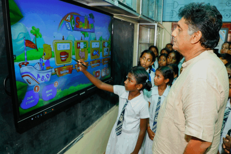 සජිත්ගේ “සක්වල” 137 වැනි ස්මාර්ට් පන්ති කාමරය තම්බරපුරම් ශ්‍රී නාගරාජා විද්‍යාලයට (VIDEO)