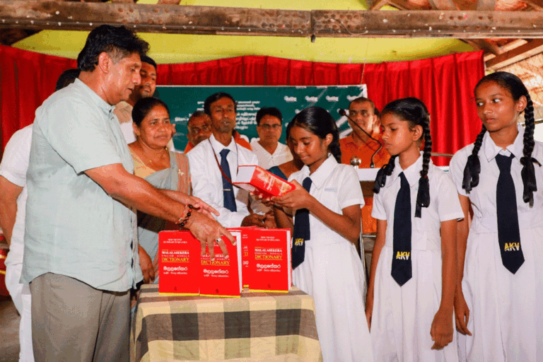 පාස්කු ප්‍රහාරකයින් ගැන සත්‍යය හිටපු ජනපති දන්නවා නම් වහාම හෙළිදරව් කළ යුතුයි – සජිත් (VIDEO)