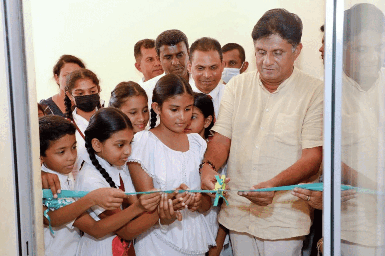 සජිත්ගේ “සක්වල” 122 වැනි ස්මාර්ට් පන්ති කාමරය අනුරාධපුර කේ.බී. රත්නායක විදුහලට (VIDEO)