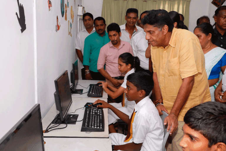 සජිත්ගේ “සක්වල” 124 වැනි ස්මාර්ට් පන්ති කාමරය කඩුවෙල ශ්‍රී සෝමානන්ද විද්‍යාලයට (VIDEO)