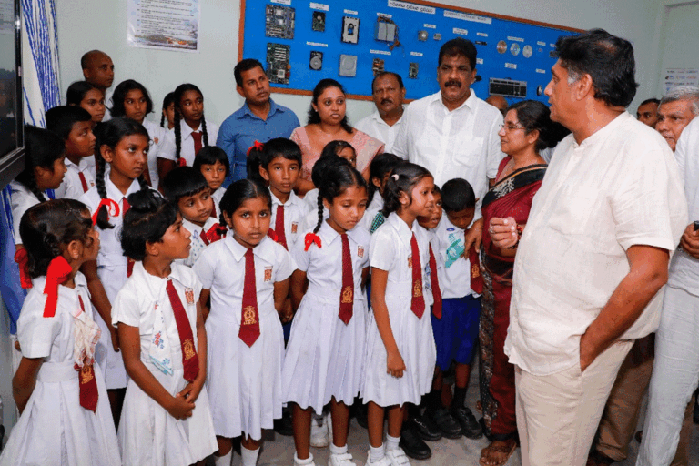 මට රට රටවල සවාරි ගහනවට වඩා පාසල්වල දරුවන් වෙනුවෙන් කරන්න දේවල් තියෙනවා – සජිත් (VIDEO)