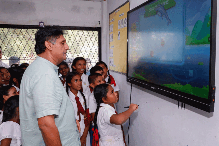 සජිත්ගේ “සක්වල” 132 වැනි ස්මාර්ට් පන්ති කාමරය උඩුවිල කනිෂ්ඨ විද්‍යාලයට (VIDEO)