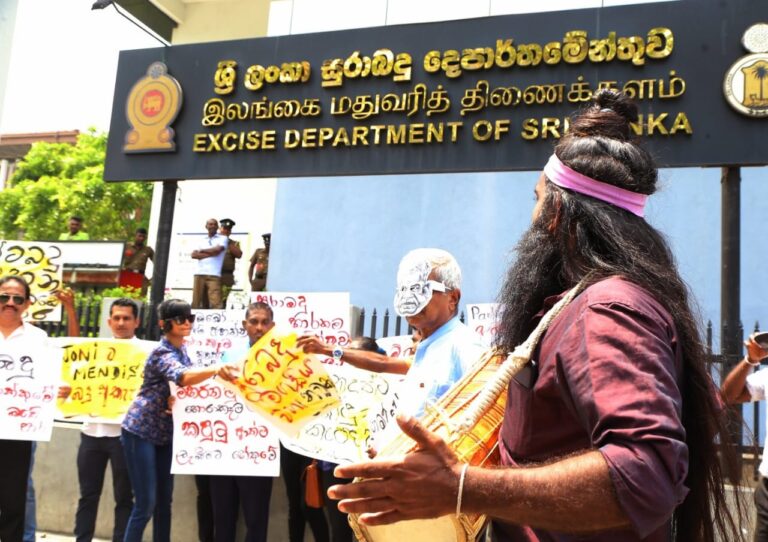 සුරා බදු කොමසාරිස්ට එරෙහිව විරෝධයක් – වීදි නාට්‍යකුත් රඟ දක්වයි (PHOTOS)