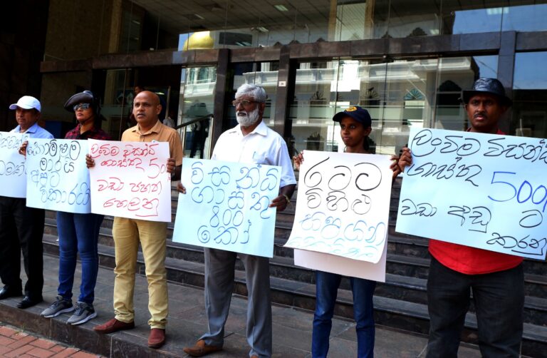 “අඩුකළ විදුල ගාස්තු වහා ලබා දියව්” යන මැයෙන් නිහඬ විරෝධතාවක්!