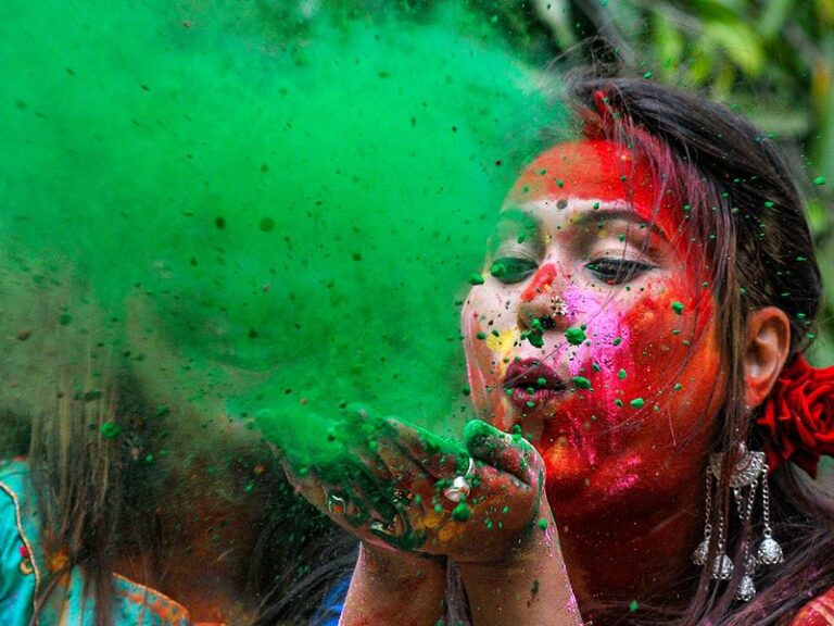මිලියන සංඛ්‍යාත ඉන්දියානුවන් වර්ණවත් හෝලි උත්සවය සමරයි!