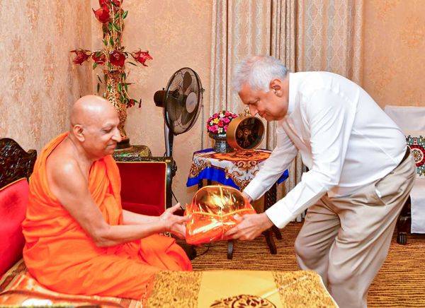 මල්වතු අස්ගිරි මහනාහිමිවරුන් හමු වූ ජනපති රනිල්!