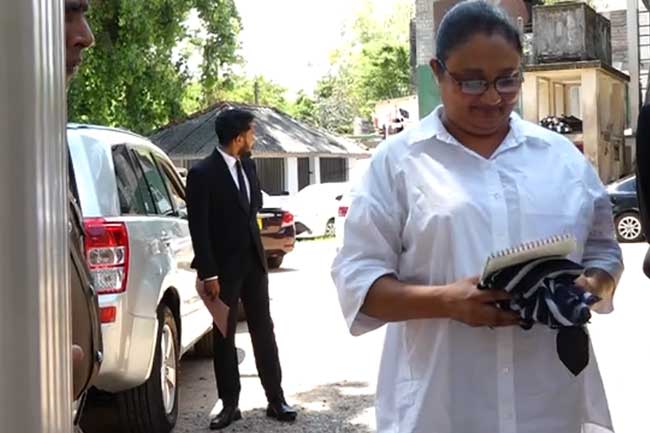 (VIDEO):සිගිති ආතල් එක ඔයාලා ගන්න.මමත් අවුරුදු සමරනවා හිර ගෙදරදී – දමිතා හතර අතට වනපු හැටි