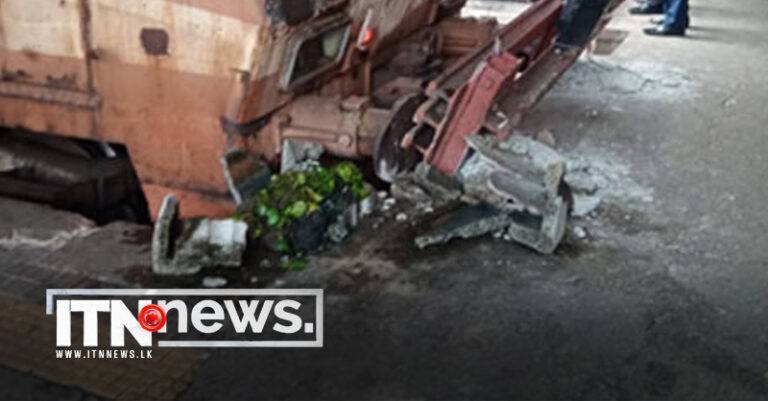 නවතා ගත නොහැකිව වේදිකාව කඩාගෙන ආ දුම්රිය!