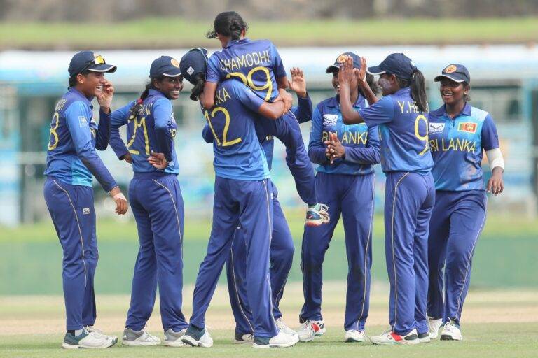 බට්ටි එංගලන්තයට තමන් ලොක්කියෙක් බව පෙන්වයි