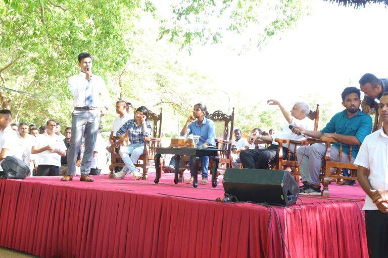මගෙන් පටන්ගමු” අනුරාධපුර කූඹිච්චන්කුලමට – ජනාධිපති රනිල්ට තරුණයින්ගෙන් සෘජු ප්‍රශ්න (PHOTOS)