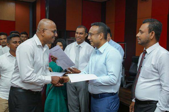 ඊශ්‍රායල් ඉදිකිරීම් රැකියා සඳහා යන පළමු කණ්ඩායමට මනූෂ අතින් ටිකට්!