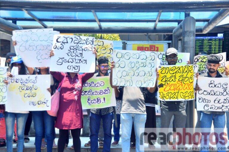 රැකියා ඉල්ලා රැකියා විරහිත උපාධිධාරීන් විරෝධතාවේ!(PHOTOS)