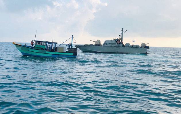 නීති විරෝධී ධීවර කටයුතු ගැන නාවික හමුදාව විමසිල්ලෙන්!