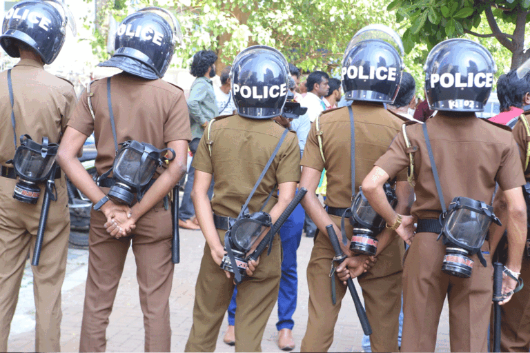 ශ්‍රීලනිප මූලස්ථානයට ඇතුළුවීම තහනම් කරයි. උණුසුම් තත්වයක් !