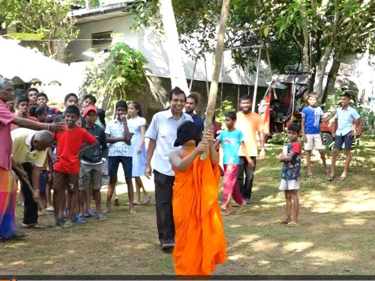 (VIDEO):චුට්ටක් සෙල්ලම් කරලා එන්නද පුරුදු යහළුවන් හා සැණිනේ!
