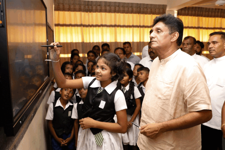 සජිත්ගේ “සක්වල” 151 වැනි ස්මාර්ට් පන්ති කාමරය ආරච්චිකට්ටුව බත්තුළුඔය විද්‍යාලයට (VIDEO)