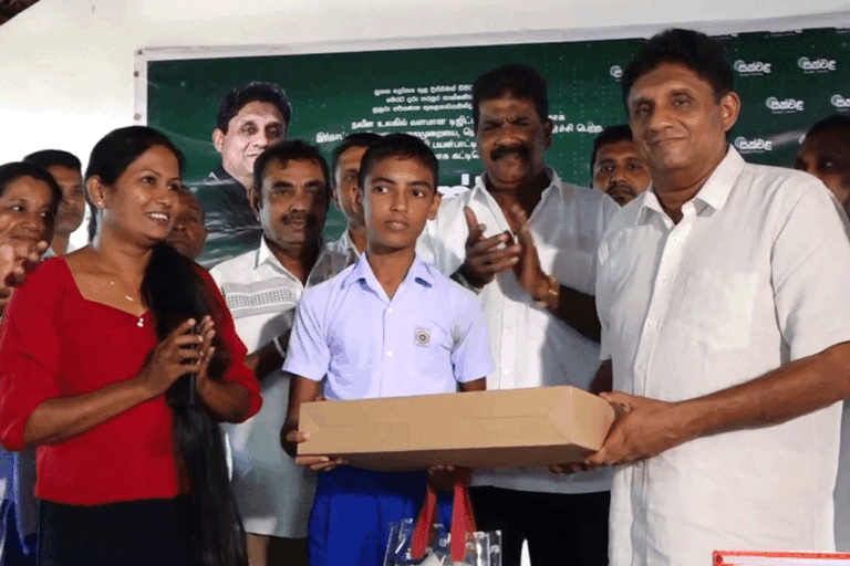 නව නිපැයුම් රැසක් සිදු කළ හම්බන්තොට දුෂ්කර පාසලක සිසුවකුට විපක්ෂ නායක සජිත්ගෙන් අවුරුදු තෑග්ගක්