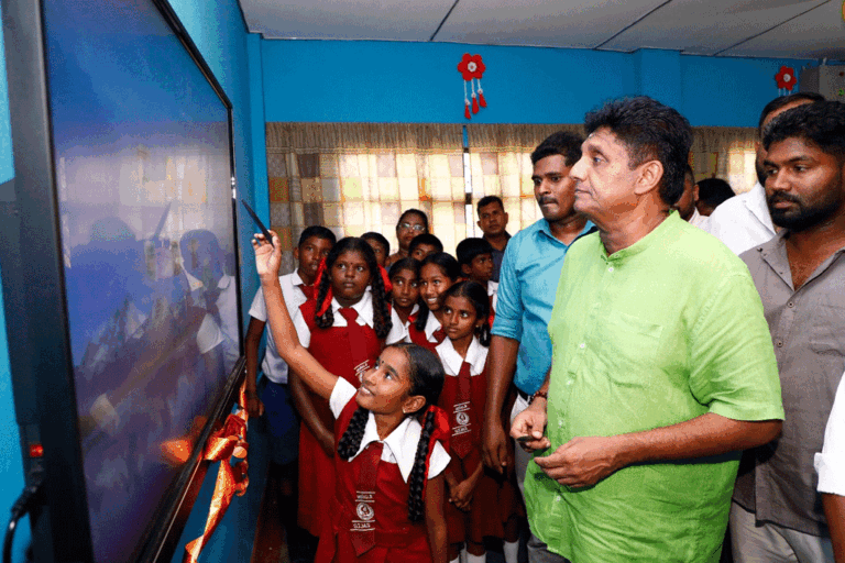 ඕනෑම වාද විවාදයකට මම සූදානම් – 140 වැනි ස්මාර්ට් පන්ති කාමරයත් පරිත්‍යාග කරමින් සජිත් කියයි (VIDEO)