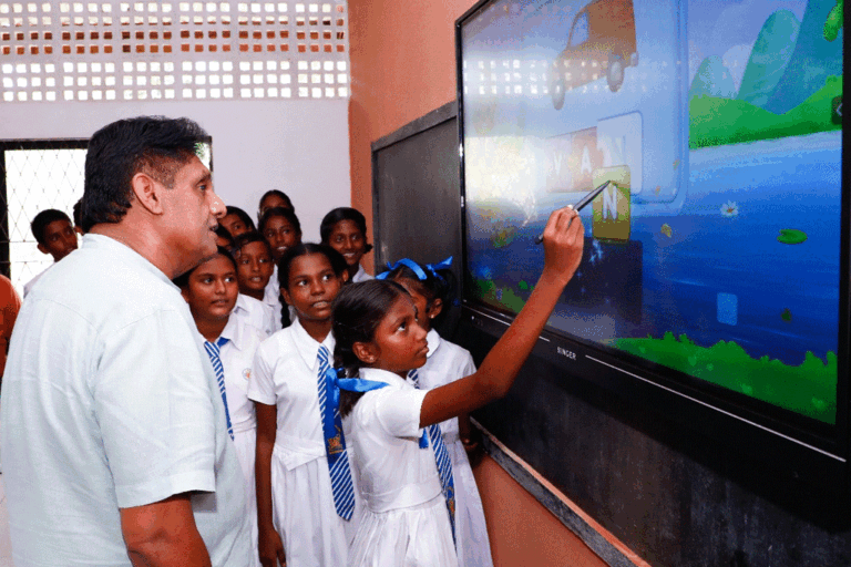 අපේ දේශපාලනය සහ සංවර්ධන කටයුතු පටලවා ගන්න එපා – සජිත් 145 වැනි ස්මාර්ට් පන්ති කාමරයත් පරිත්‍යාග කරමින් කියයි