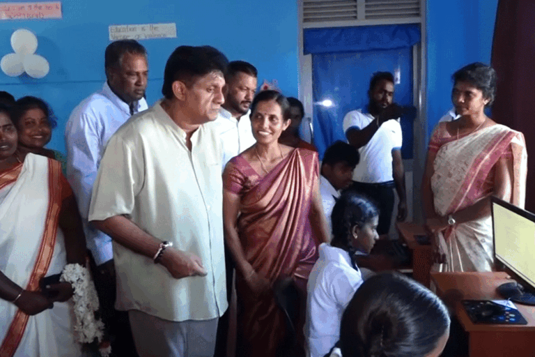 සජිත්ගේ “සක්වල” 143 වැනි ස්මාර්ට් පන්ති කාමරය වව්නියාව ඕමන්තේ මධ්‍ය මහා විද්‍යාලයට (VIDEO)