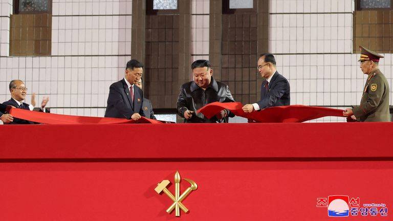 උතුරු කොරියාවේ නායක Kim Jong Unටත් ගුණ ගීත වැයෙන කාලයක්!