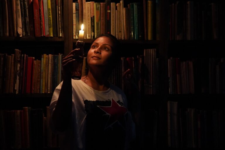බරම බර සිතුවිලි සහිත මිනිස්සුන්ටත් අන්තිම සරල විදිහට ආදරය තේරුම් ගන්න පුළුවන් වෙන්න ඕනි. – රෙඩ් කොමරේඩ්