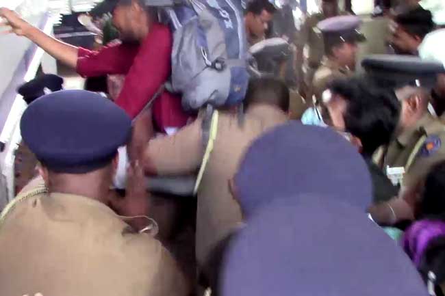 රැකියා විරහිත උපාධිධාරීන් පිරිසක් උතුරුමැද පළාත් සභා ගොඩනැගිල්ල වටකරයි!