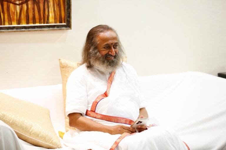 ගෝලීය අධ්‍යාත්මික නායක ගුරුදේව් ශ්‍රී ශ්‍රී රවි ශංකර් ශ්‍රී ලංකාවේ තෙදින නිල සංචාරයක!