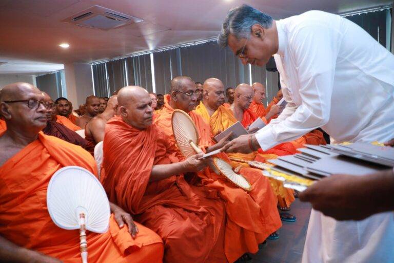 ”දේශය වෙනුවෙන් එක්වන පියවරක්” මහා සංඝරත්නයට පිළිගන්වයි!