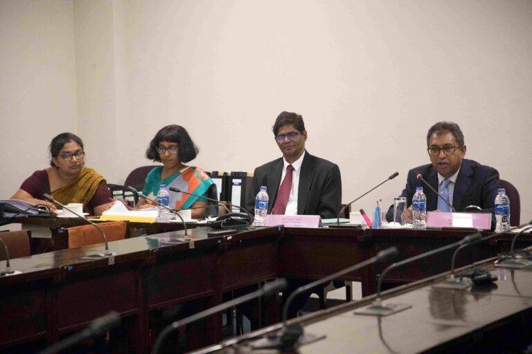ඔන්ලයින් වීසා ප්‍රශ්නය විසදන්න නිලධාරීන් ඇවිත් නැහැ – නිලධාරීන්ගේ මඟහරිම ගැන මුදල් කාරක සභාවේ විරෝධය!