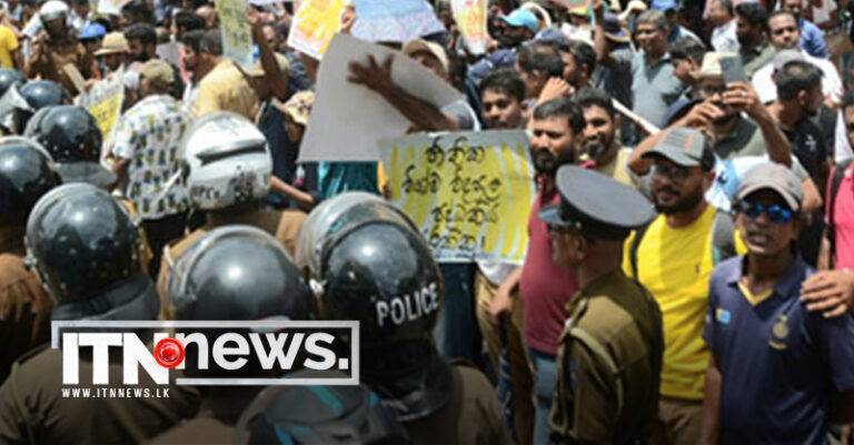 විරෝධතාවක් නිසා පුරහල ප්‍රදේශයේ සියලු මාර්ග අවහිර වෙයි!