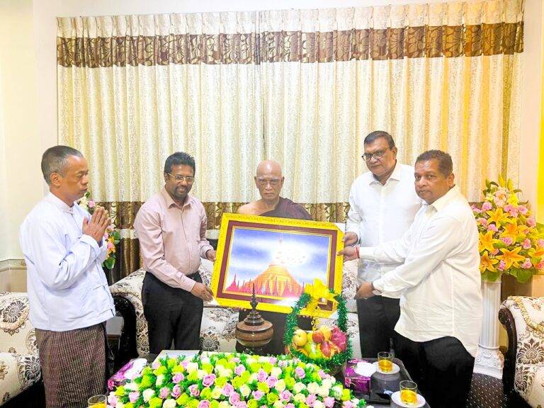 මියන්මාරයට ගිය විපක්ෂයේ මන්ත්‍රී කණ්ඩායම එරට නියෝජ්‍ය විදේශ අමාත්‍යවරයා සහ එරට ප්‍රධාන සංඝනායක ස්වාමීන් වහන්සේ සමඟ සාකච්ඡා!