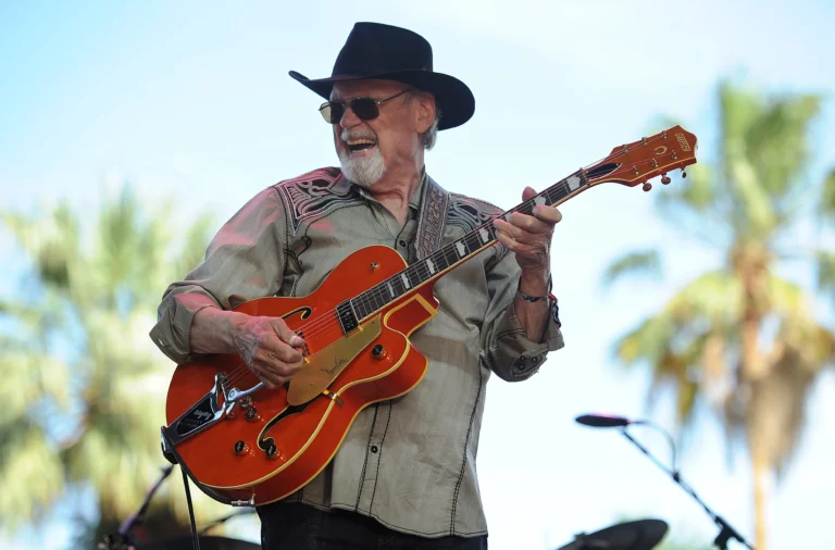 ගිටාර් වීරයා Duane Eddy ගිටාරය තනිකර ජීවන රිද්මයට තිත තබයි!