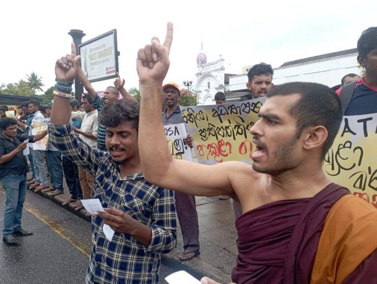 (PHOTOS): නිදහස් අධ්‍යාපනය, නිදහස් සෞඛ්‍ය වනසන ප්‍රතිපත්ති ප්‍රෝඩාව හකුළා ගනු – කොටුවේ විරෝධයක්!