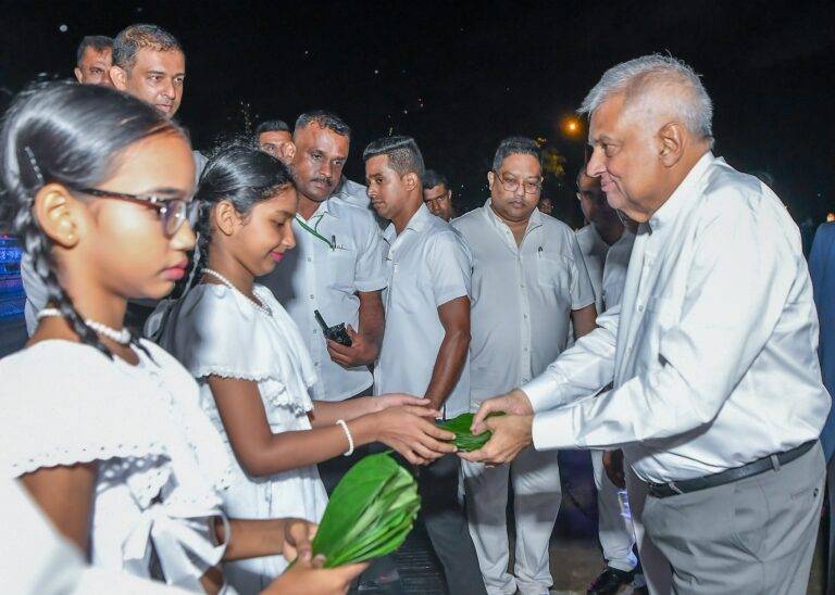 “පුදමු මුනිඳු බැති ගීයෙන්” වෙසක් බැති ගී ප්‍රසංගය නැරඹීමට එක්වූ ජනාධිපති රනිල්!