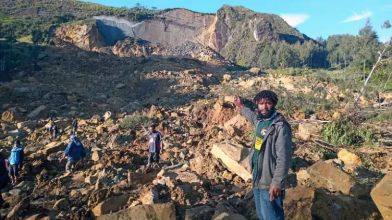 පැපුවා නිව්ගිනියාවේ ගම්මාන හයකට දරුණු නායේ යෑමක් – නිවාස 100කට වැඩි ප්‍රමාණයක් සම්පූර්ණයෙන් යටවෙලා!
