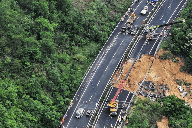 දකුණු චීනයේ මාර්ගයක් කඩා වැටීමෙන් 19දෙනෙකු මිය යයි