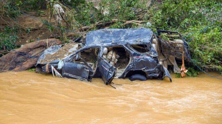 නායයෑම් හා ගංවතුර නිසා ඉන්දුනීසියාවේ 15 දෙනෙකු ජීවිතක්ෂයට!